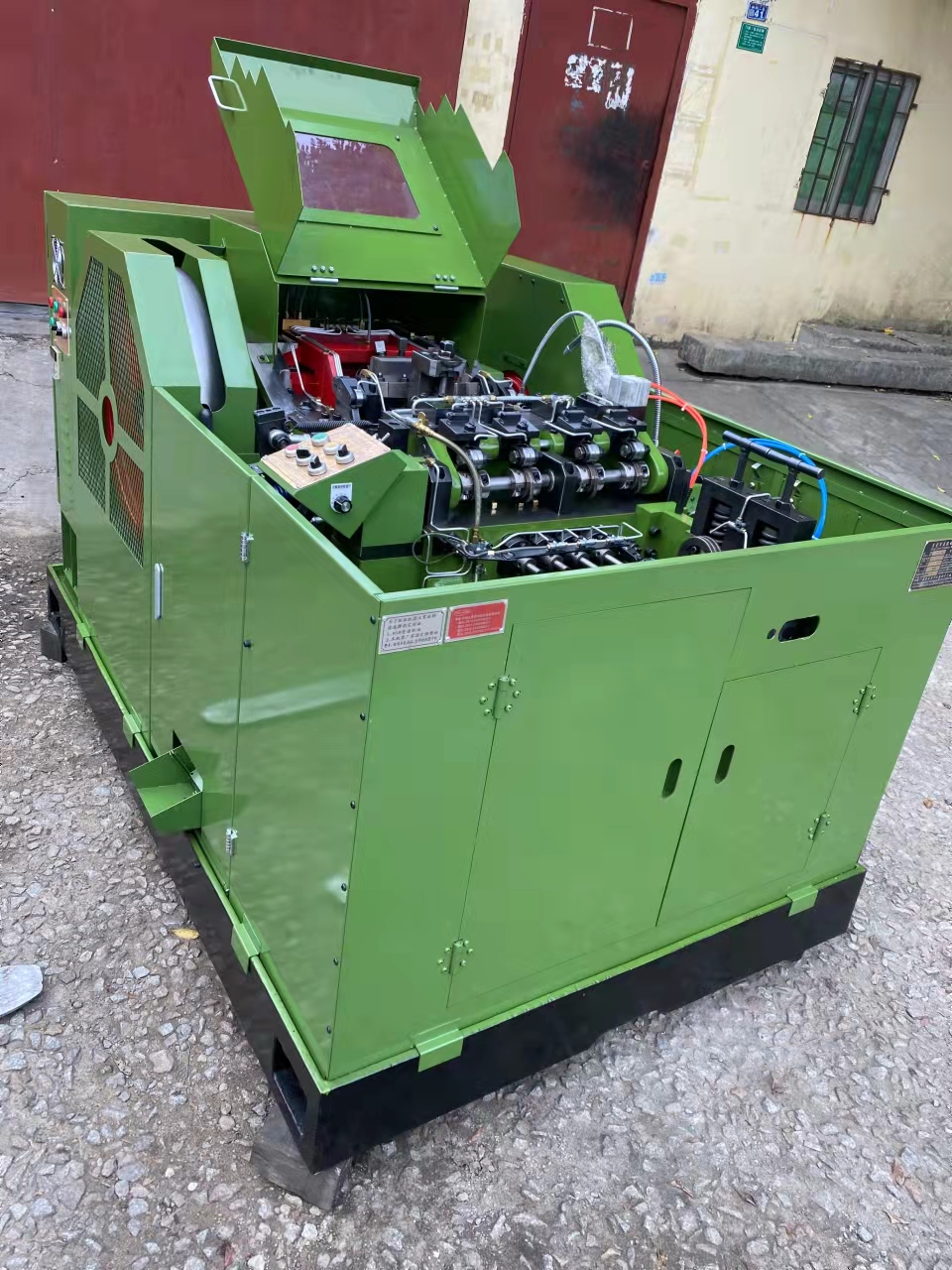 益稳4815L半密封型四模八冲全封闭冷镦机.jpg